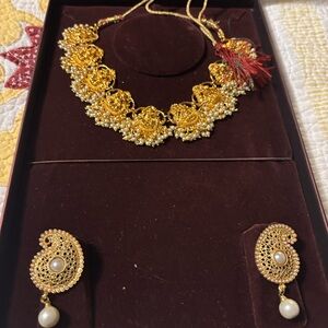 Exquisite Gold and Pearl Necklace Set
